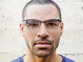 Mann trägt Google Glass