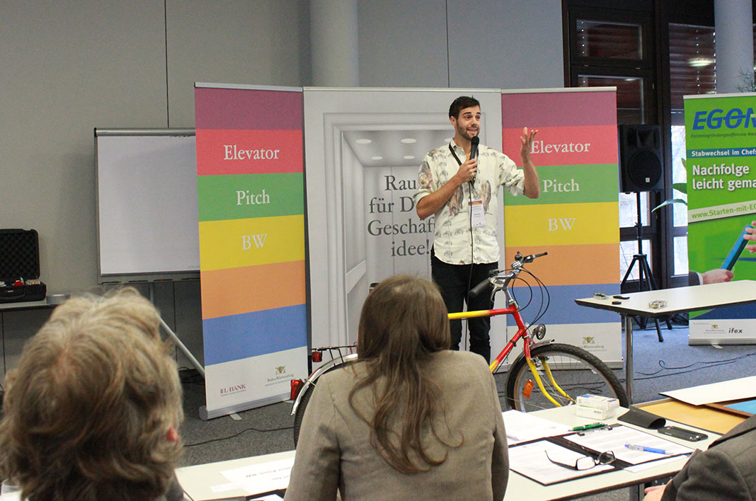 Objektfinder pitch vor dem Publikum beim Elevator Pitch BW