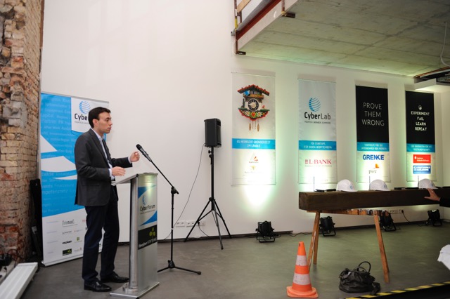 Baden-Württemberg ist bekannt fürs Machen und nicht fürs Nachmachen, so Minister Nils Schmid beim Richtfest des IT-Accelerators (Bild: Robert Tschmelak)