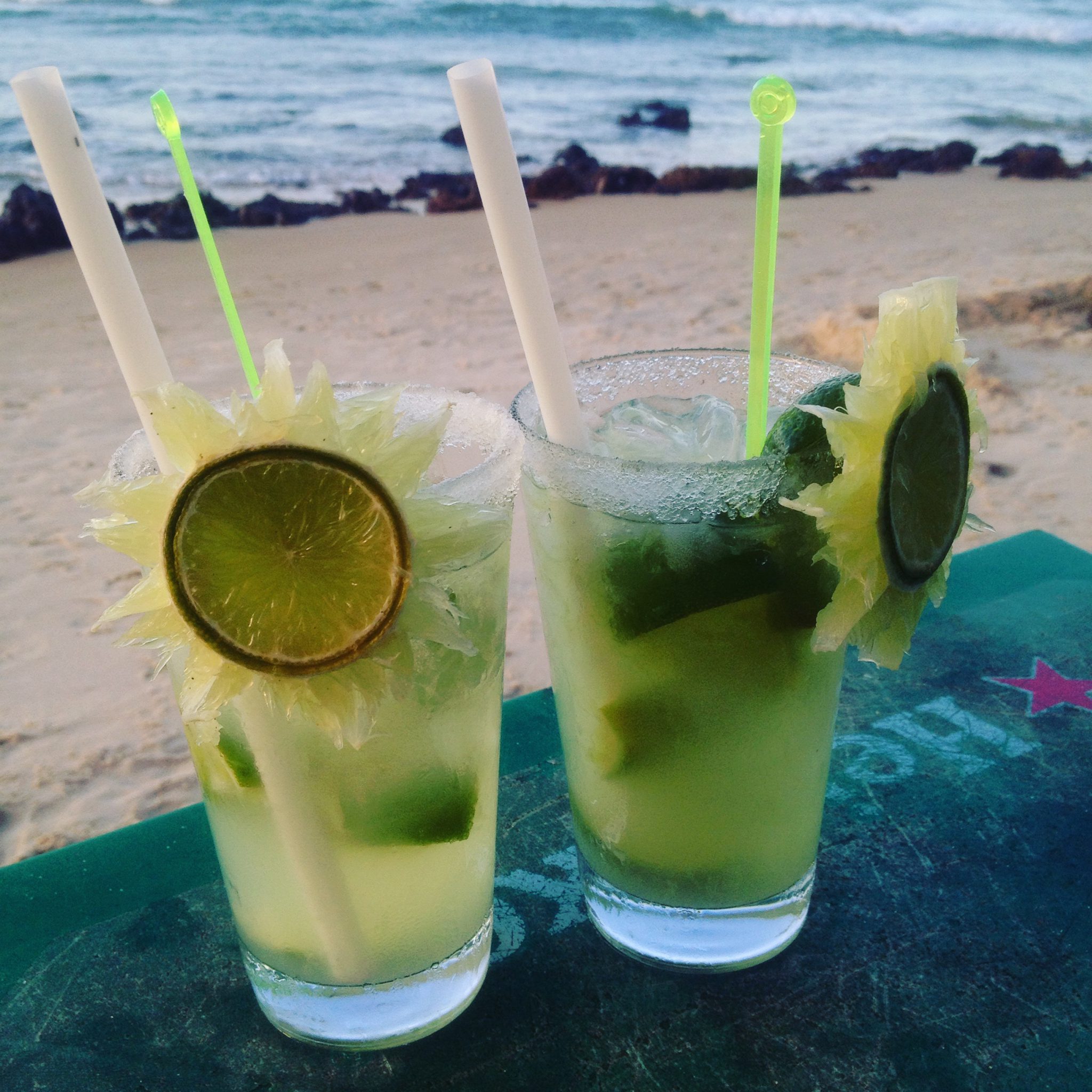Zwei Cocktails am Strand