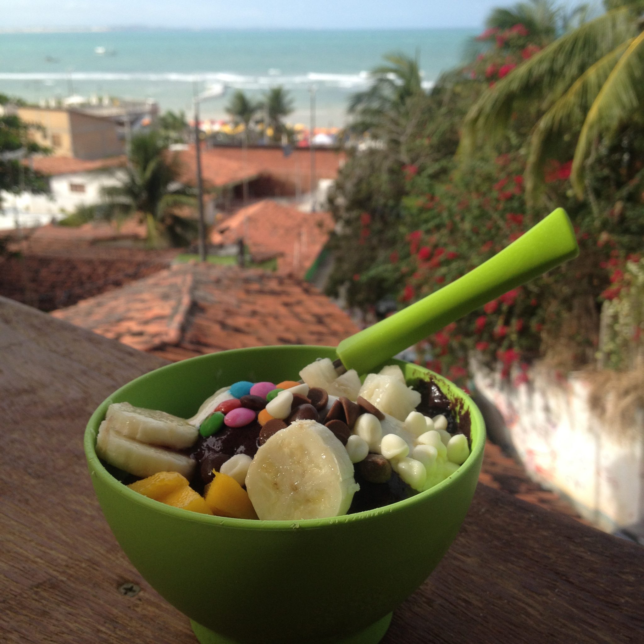 Eine Schüssel gefüllt mit Obst und Müsli