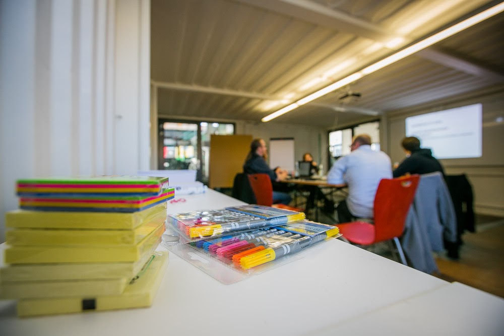 Stifte und Post-Its in einem Workshopsraum
