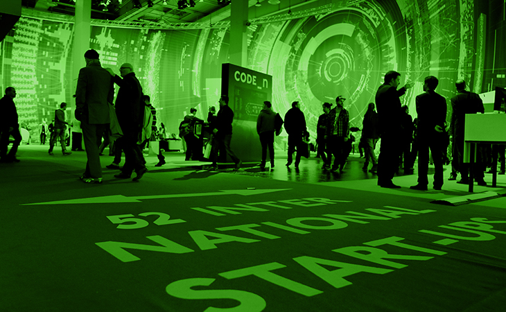 In den riesigen Hallen des Kunst und Medientechnologie findet zwischen Besuchern, Gründern und Investoren ein reger Austausch statt.(Bild: https://www.newnewfestival.com/)
