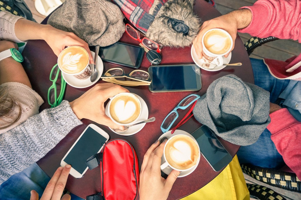 Einen Versuch ist es wert: Wer in Gesellschaft bewusst sein Smartphone wegpackt, tut nicht nur sich sondern auch seinen Gesprächspartnern eine Freude. (Bild: ViewApart/ iStock/ Thinkstockphotos)