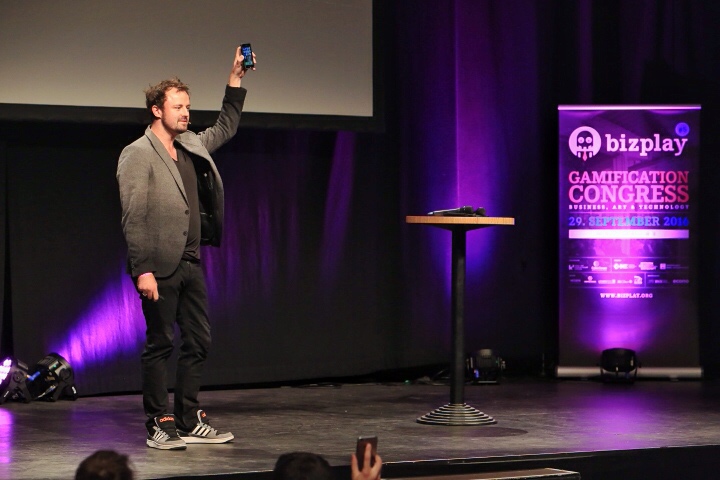 Fabian Hemmerts Keynote zum Thema "Multisensory Experiences with Future Devices" auf der bizplay. (Foto: Sandra Y. Jacques)