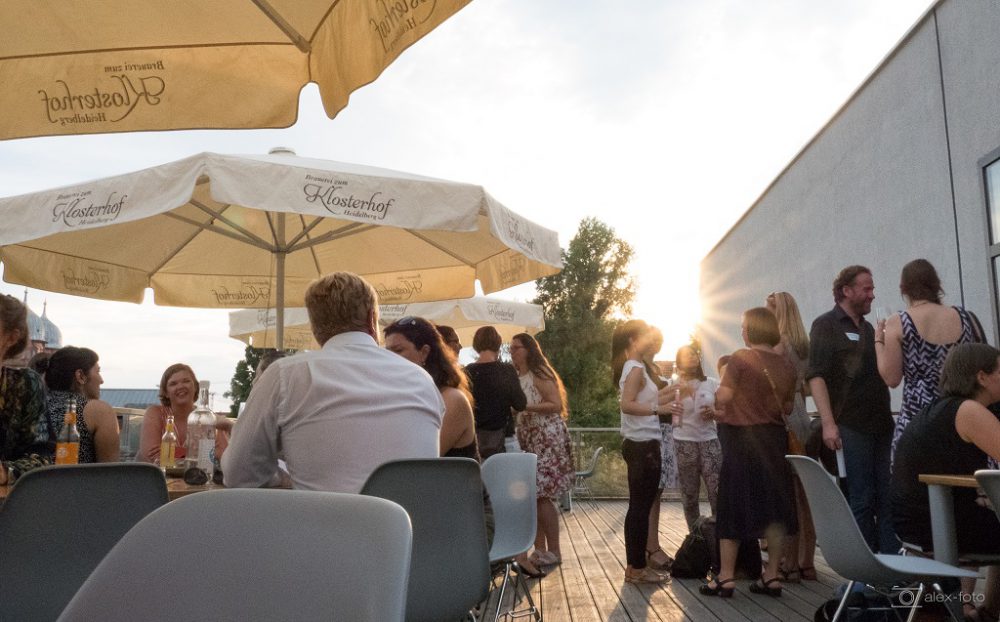 Die Digital Media Women e. V. beim Netzwerken beim Sonnenuntergang über den Dächern des Schlachthofgeländes