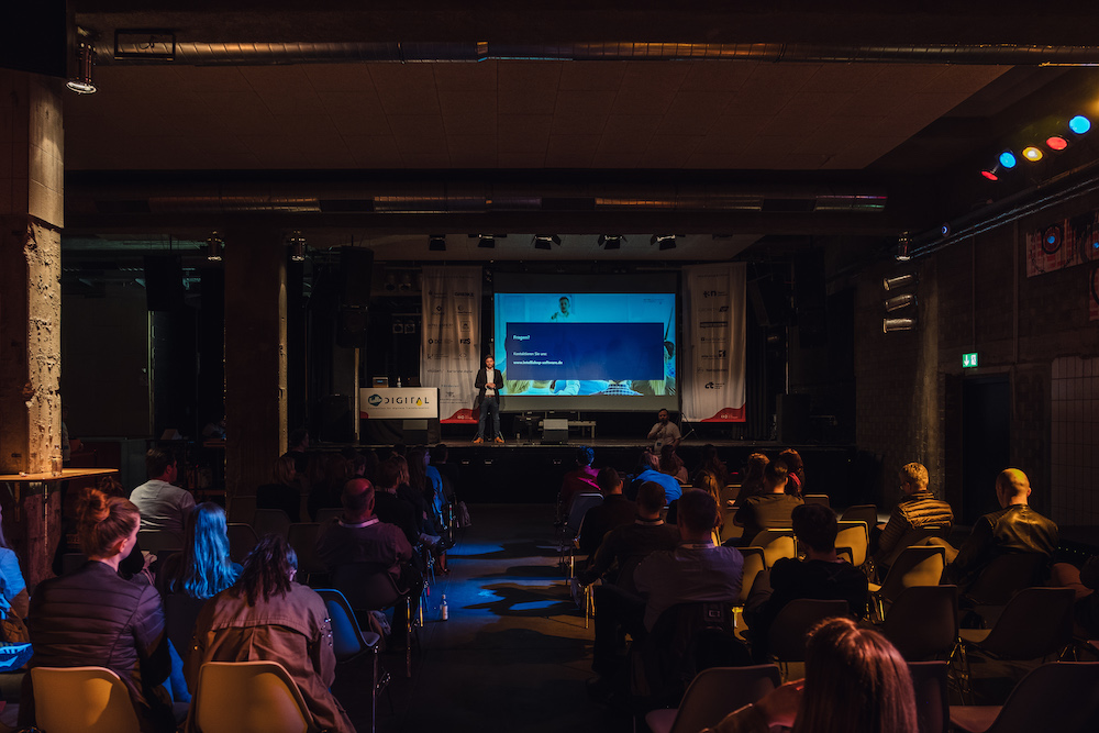 hallo.digital 2019: Ein Vortrag auf der Bühne im Substage.