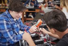 Gemeinsam die Zukunft gestalten beim Morgenmacher Festival Zwei Kids experimentieren an technischem Gerät und messen Strom bzw. die Spannung.